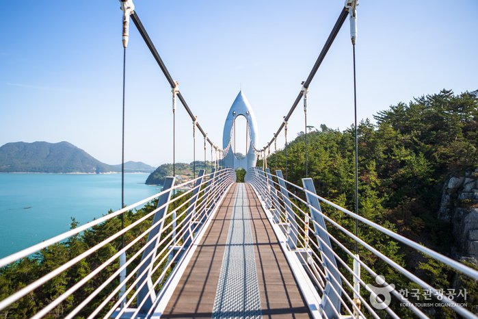 5.7km 평탄한 꽃섬길과 65m 출렁다리로 떠나는 여수 하화도 가을 여행